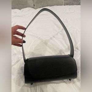 Authentic Louis Vuitton Purse - excellent condition